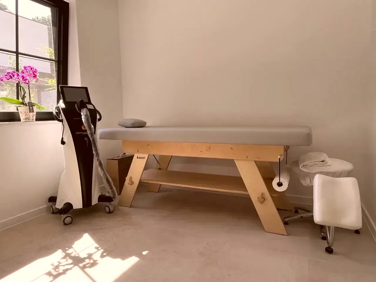 Behandeltafel met het laserontharingstoestel klaar voor een behandeling